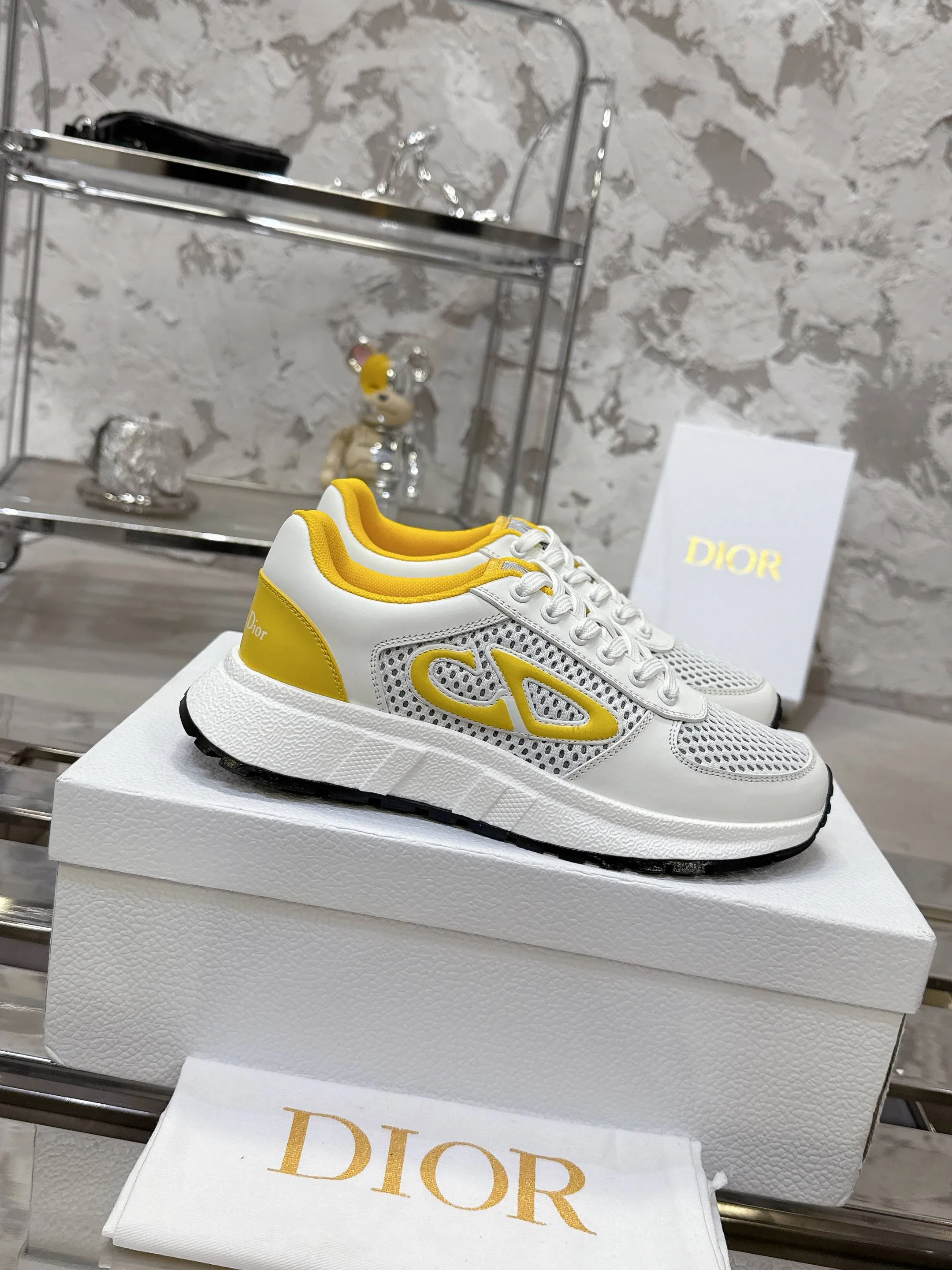[Dior Dior] P: 640💰Couple model Size: Female: 35-40 (customized at 41), male 39-44. (customized at 45) 2025 Dior Dior autumn and winter new couple model, thick-soled casual sports shoes, originally purchased and developed to reinterpret the sports style with an elegant and fashionable shape. The upper is crafted from white mesh fabric and features the Christian Dior Paris signature on the laces and heel. The exquisite two-color sole is light and soft, which can add a high-end temperament to all kinds of casual looks. The delivery counter is exquisitely packaged🛍📦 ▪️Material: Original custom imported first-layer cowhide ▪️Inner lining: Imported soft sheepskin lining ▪️Sole: Original open-molded anti-slip rubber material ▪️Sole thickness: 4CM